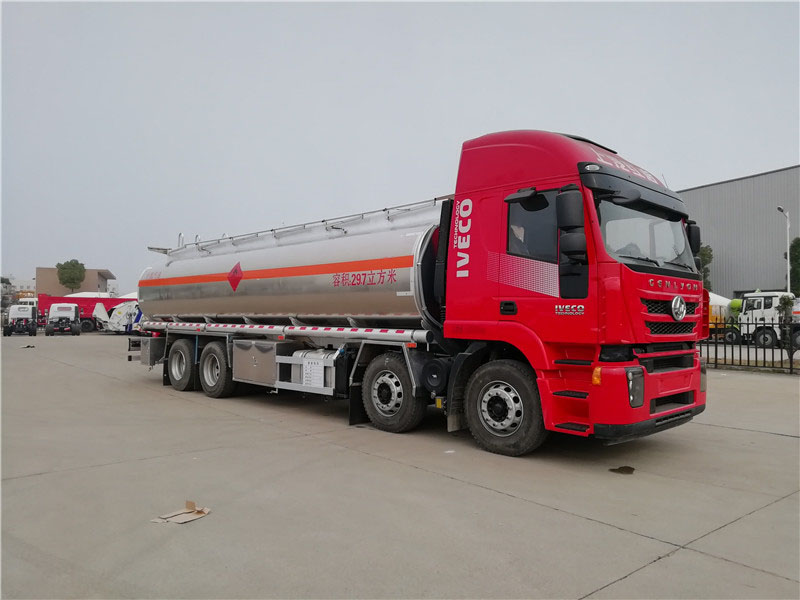 上汽紅巖29.7方前四后八鋁合金運(yùn)油車，20噸運(yùn)油車