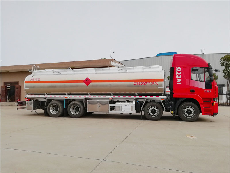 上汽紅巖29.7方前四后八鋁合金運(yùn)油車，20噸運(yùn)油車
